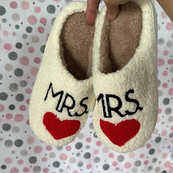 Mrs Slippers - Picture 3 of 4